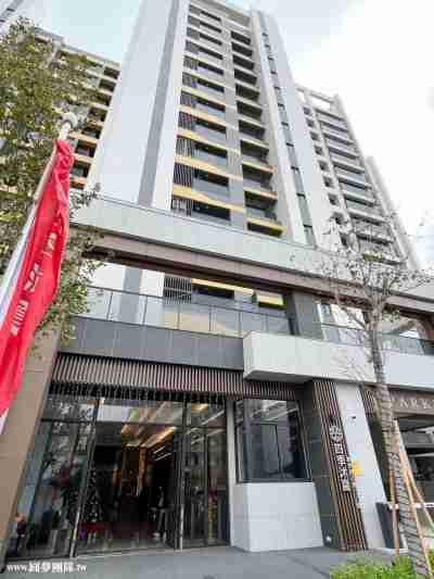 租高雄市楠梓區租楠梓火車站四季沐夏3年屋次頂樓景觀三房平車電梯大樓2.4萬